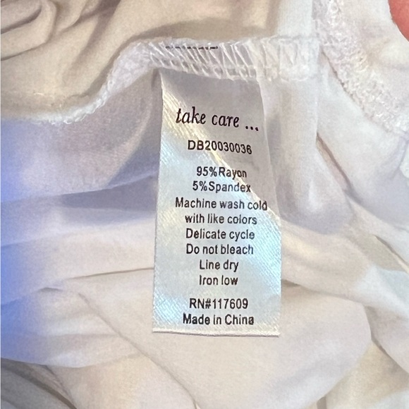 DOWN EAST white top size medium new with tag butterfly sleeves pleated - Picture 9 of 9